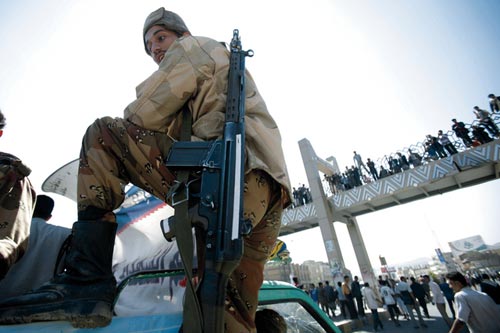 جندي تابع للفرقة أولى مدرع بشارع الستين في العاصمة صنعاء