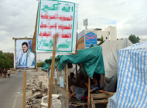 الحوثيون يبدأون رفع مخيماتهم من ساحة الجامعة