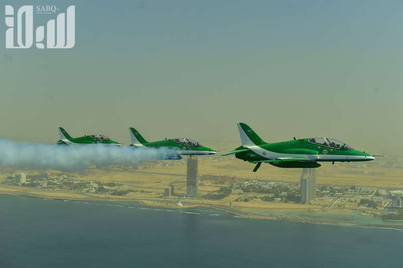 القوات الجوية السعودية يستقبلون «طائرة الأحلام» في سماء جدة وسط حالة استنفار