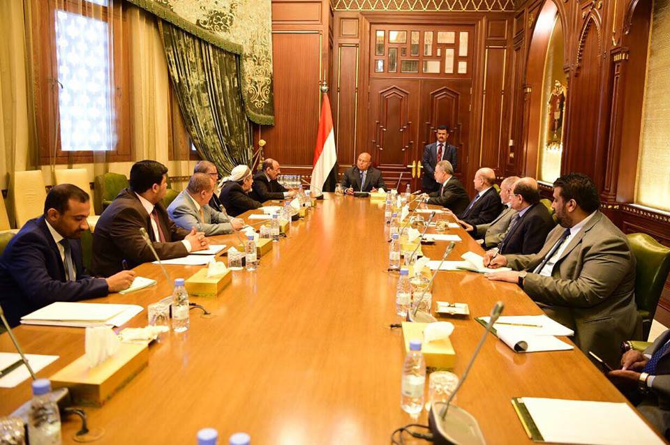 الرئيس هادي يطلع مستشاريه على نتائج زيارته إلى عدن ويجدد التأكيد على المرجعيات