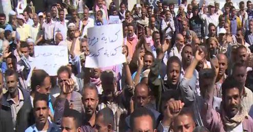 مئات المعلمين يتظاهرون في تعز احتجاجاً على عدم صرف مرتباتهم