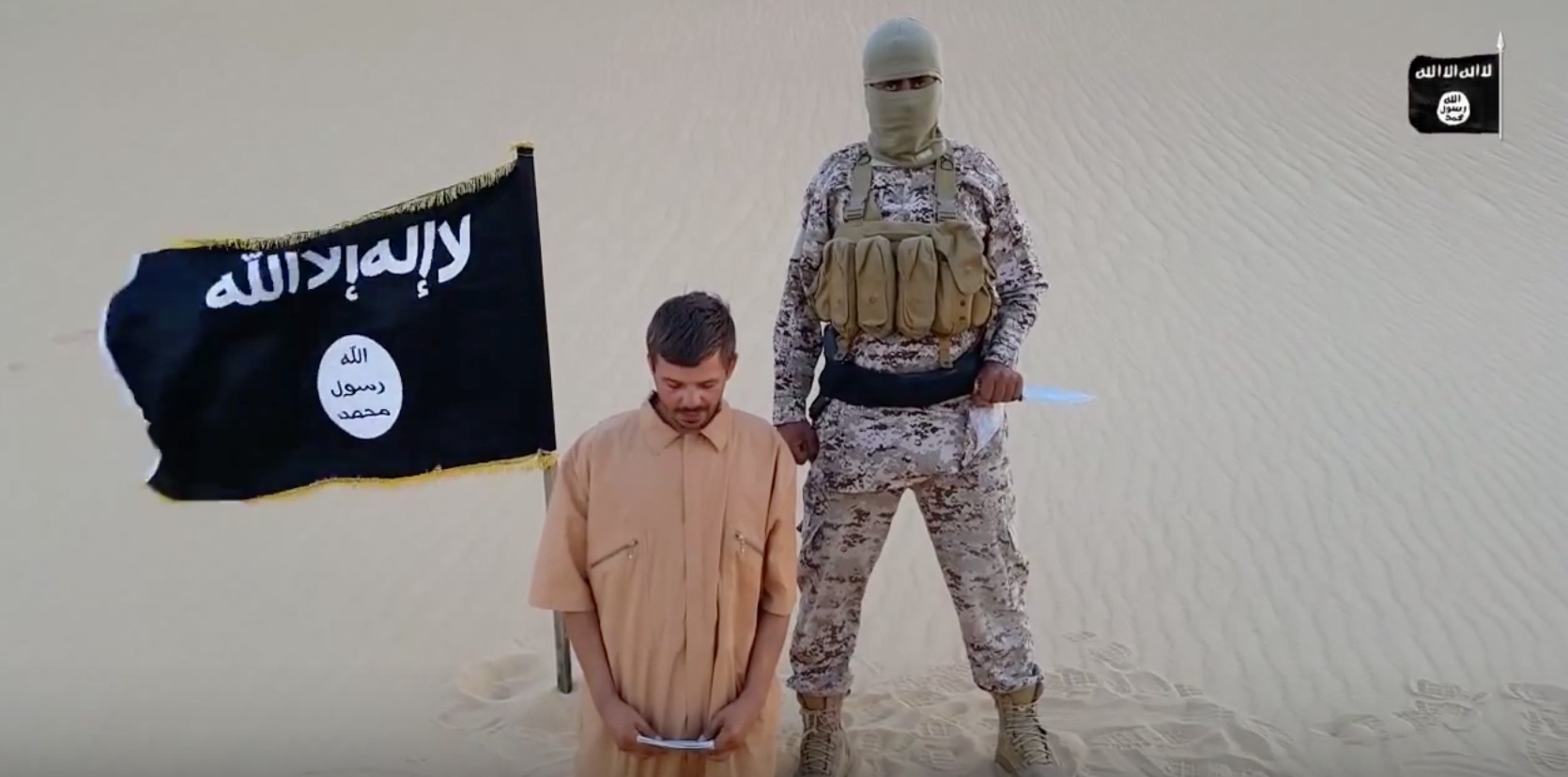 «فيديو» في صحراء الإمارات .. مُغنّي بريطاني يثير ضجة بتقليد مشهد قطع «داعش» للرؤوس