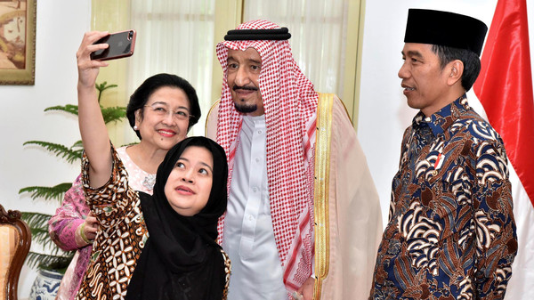 سيلفي ثالث للملك سلمان مع وزيرة إندونيسية وأمها يشعل مواقع التواصل