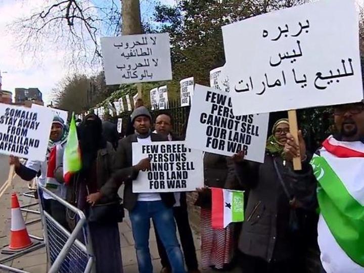صوماليون بـ لندن يتظاهرون ضد الإمارات لهذا السبب