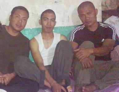 الصورة للفلبينيين الثلاثة أثناء اختطافهم (نقلاً عن صحيفة أخبار ا