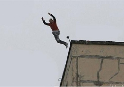 شاب يمني يُقدم على الإنتحار برمي نفسه من علو مبنى مدرسة وسط القاهرة