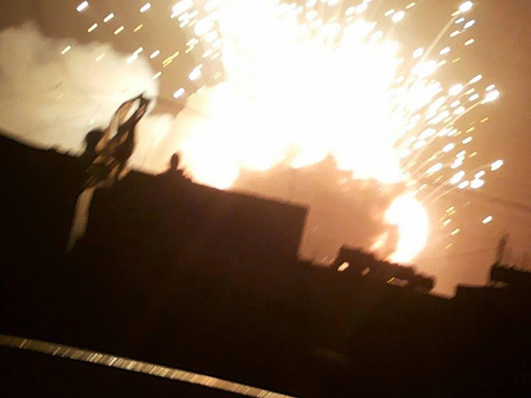 بالصور وفيديو: انفجارات وتطاير الصواريخ وحمم نارية من معسكر الجميمة في صنعاء بعد قصفه