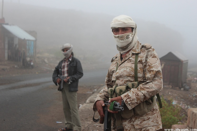 المقاومة الشعبية في إب تسيطر على جبل المقطر شمال تعز وتغنم أسلحة للحوثيين
