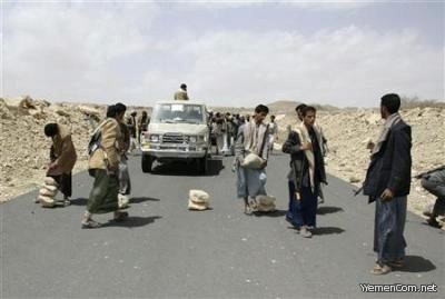مسلحون يقطعون الطريق العام الذي يربط العاصمة صنعاء بمدينة تعز ومدن أخرى في نقيل يسلح