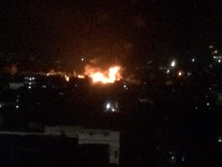 شاهد كيف أصبحت سماء العاصمة صنعاء مساء الإثنين بعد قصف الطيران لمخازن التموين العسكري (صور) 