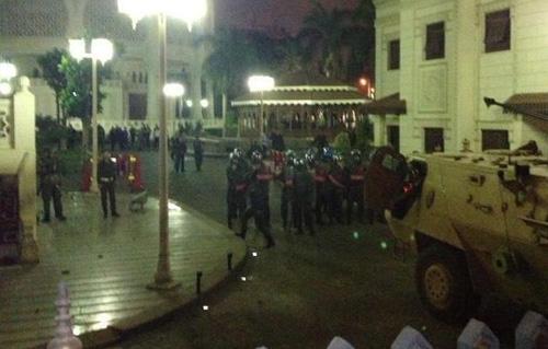 الرئيس المصري محمد مرسي يغادر قصر الاتحادية بالقاهرة بعد محاصرته من قبل محتجين