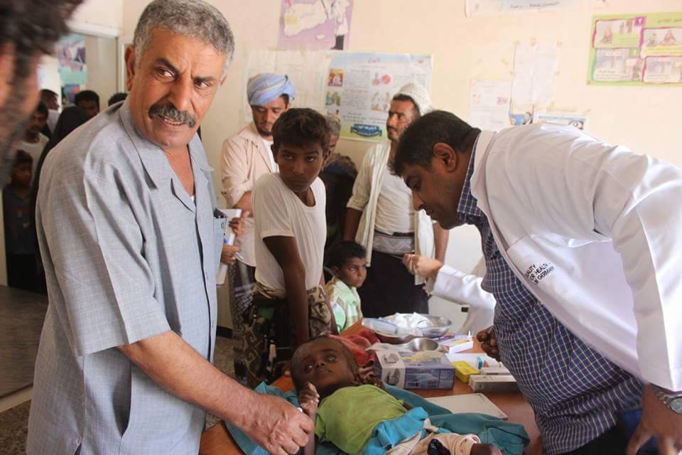 طبيب يمني يعالج الفقراء مجاناً