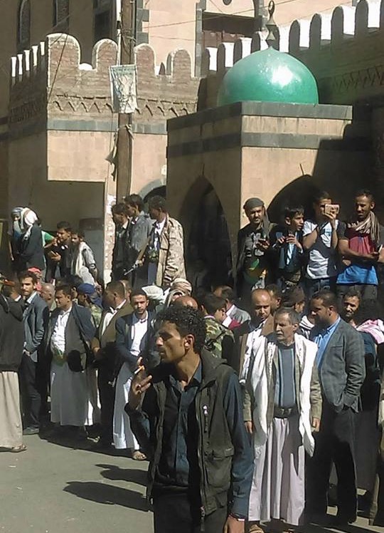الحوثيون يعتذرون ويحكمون عقال حي حجر بعد ماقام به خطيب الجمعة من قول جارح واعتداء للمسلحين (صور)