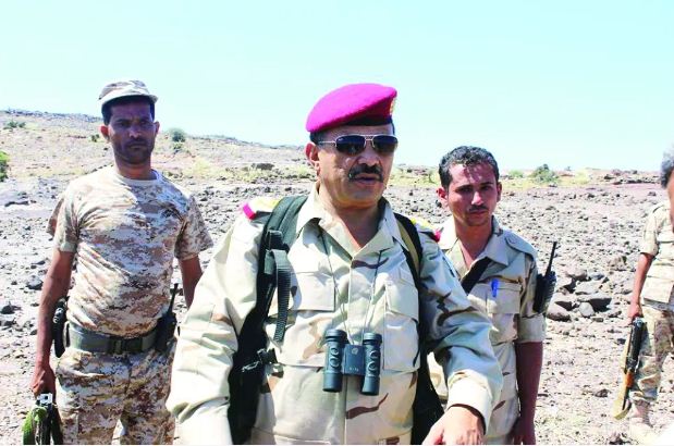قائد عسكري يؤكد استمرار تهريب الأسلحة للحوثيين عبر المخا والحديدة