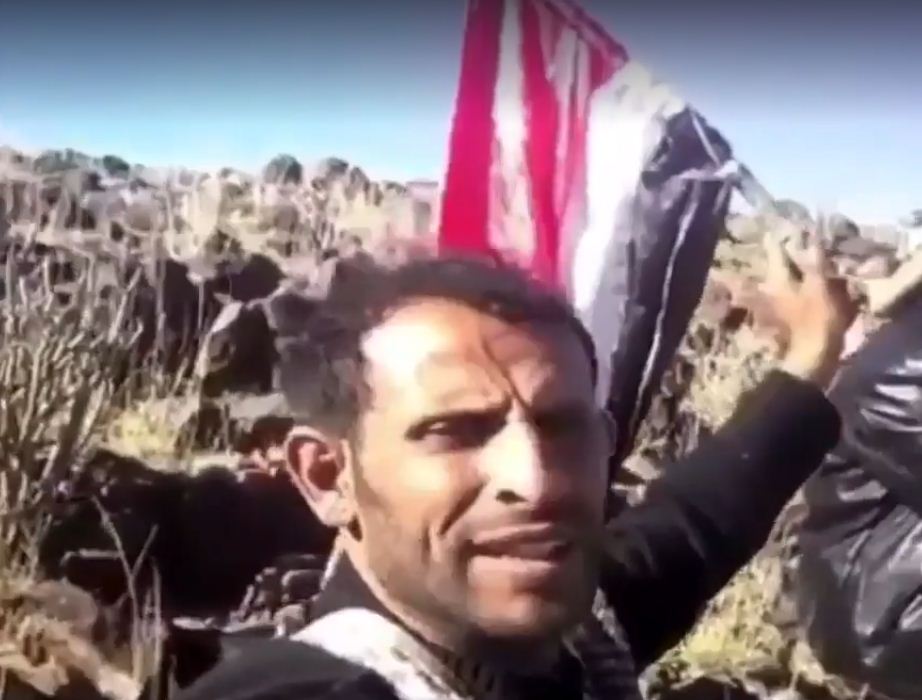 شاهد لأول مرة العلم الجمهوري يرفرف في جبال صعدة (فيديو)