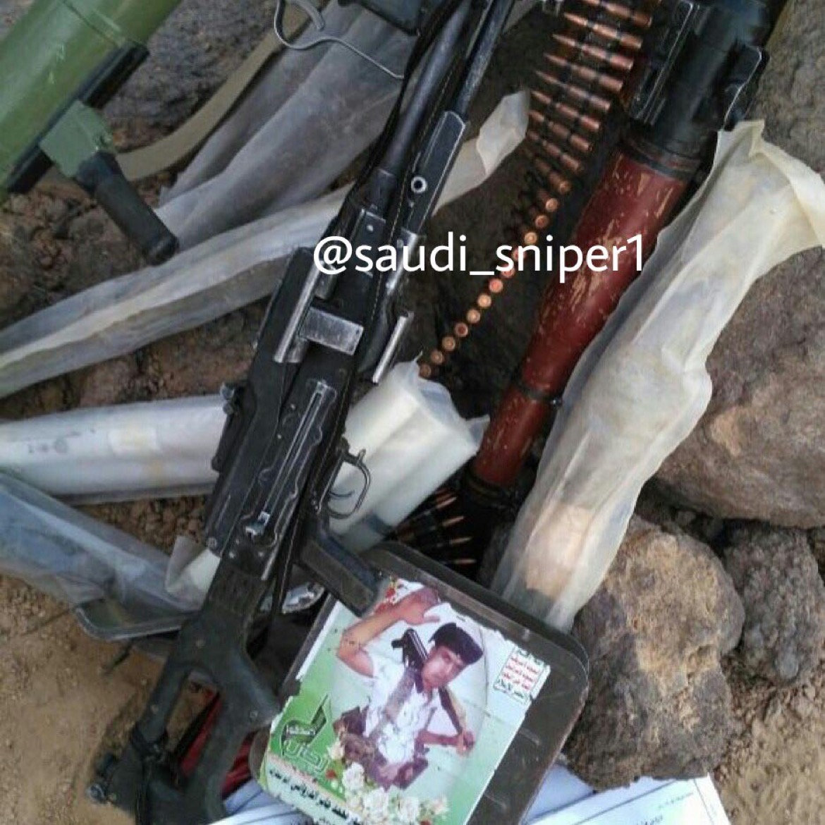 نشطاء يتداولون فيديو للأسلحة التي اغتنمها الجيش السعودي من الحوثيين قبالة نجران