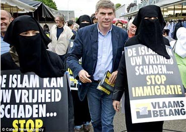 ملصق لسياسي بلجيكي يصوّر ابنته بالبكيني والبرقع