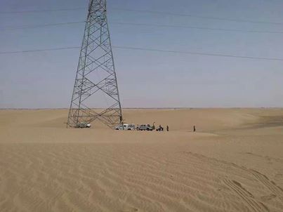 فريق هندي قرب أحد ابراج الكهرباء بالصحراء