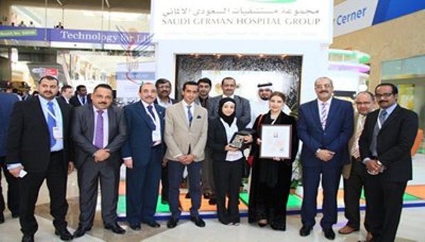 الطبيبة اليمنية أمل حسان تحصل على جائزة ثاني أفضل جراح للعام 2015 في مؤتمر الصحة العربي بدبي