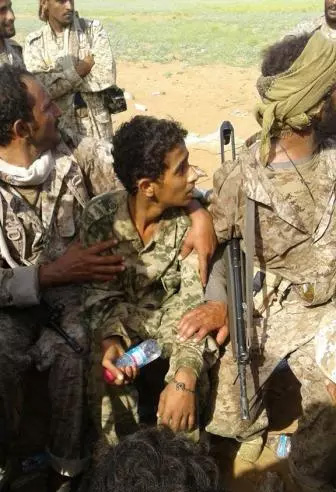 بالصور: أسير حوثي وغنائم عسكرية بيد قوات الجيش الوطني والمقاومة في ميدي