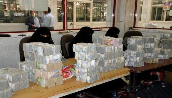 الحوثيين يطبعون 900 مليار ريال لمواجهة العجز المالي وسداد الرواتب