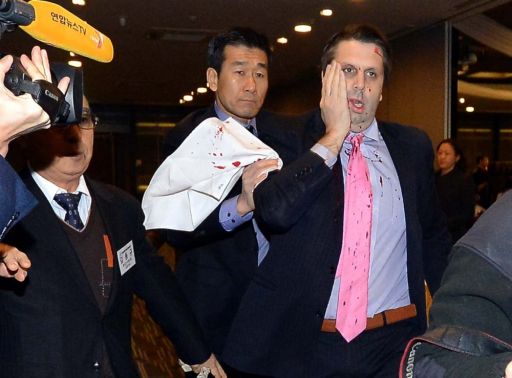 تعرض السفير الأمريكي في كوريا الجنوبية لعدة طعنات بالسلاح الأبيض (صور)