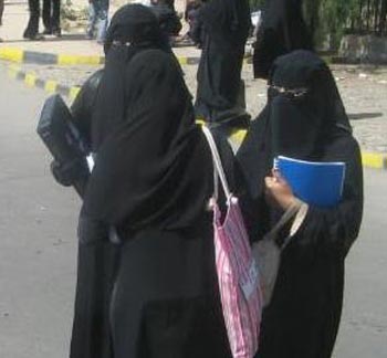 موضة عبايات الاسترتش تكتسح سوق الملابس اليمنية