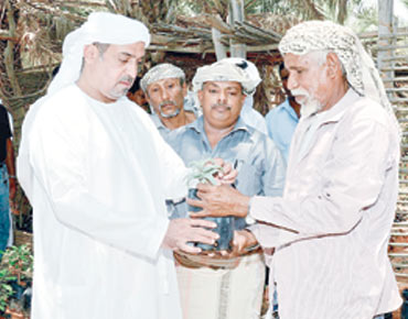 سلطان بن خليفة آل نهيان يزور جزيرة سوقطرى اليمنية ويوجه بتنفيذ مشاريع تنموية فيها