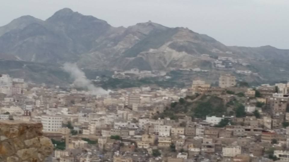 مليشيا الحوثي تواصل قصفها العنيف على الأحياء السكنية بمدينة تعز (صور)