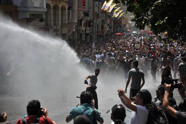 الإحتجاجات في تركيا لليوم الخامس وسقوط قتلى وتحذير الدول الغربية من السفر