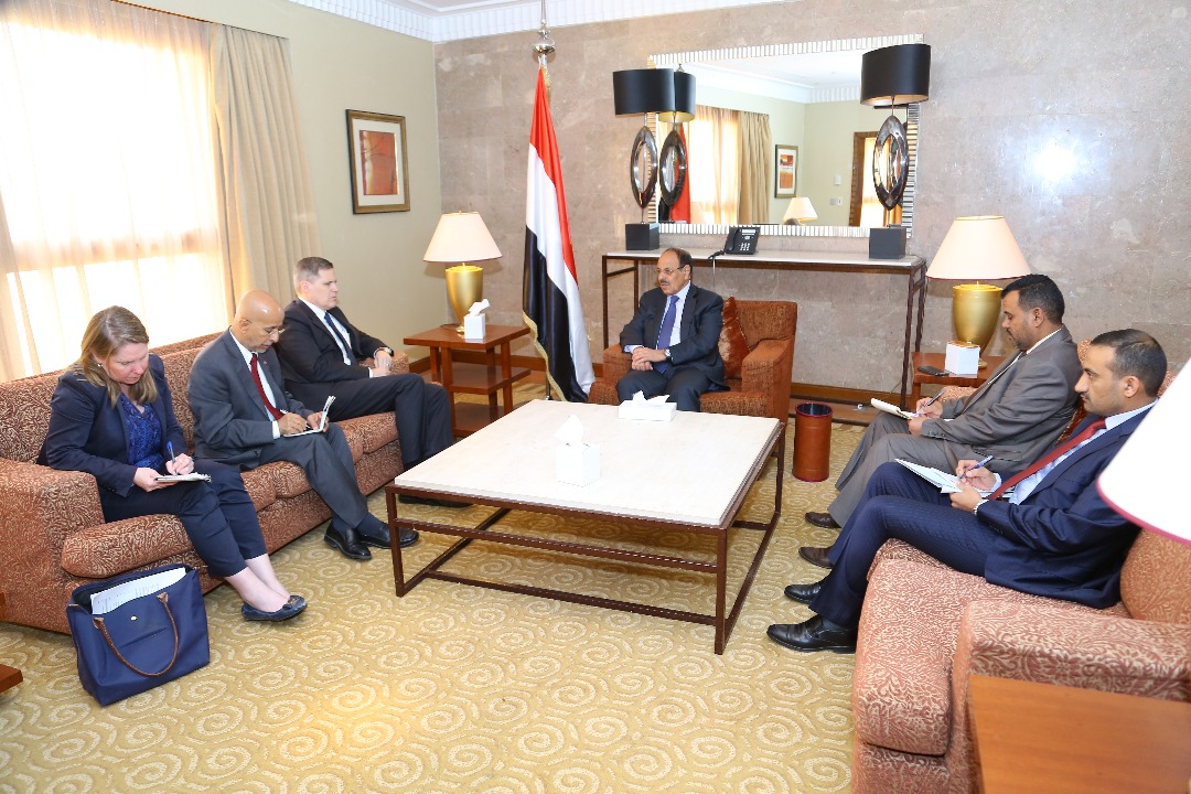 الفريق علي محسن يلتقي السفير الأمريكي ويؤكد استمرار العمل لاستعادة الشرعية ومحاربة الإرهاب