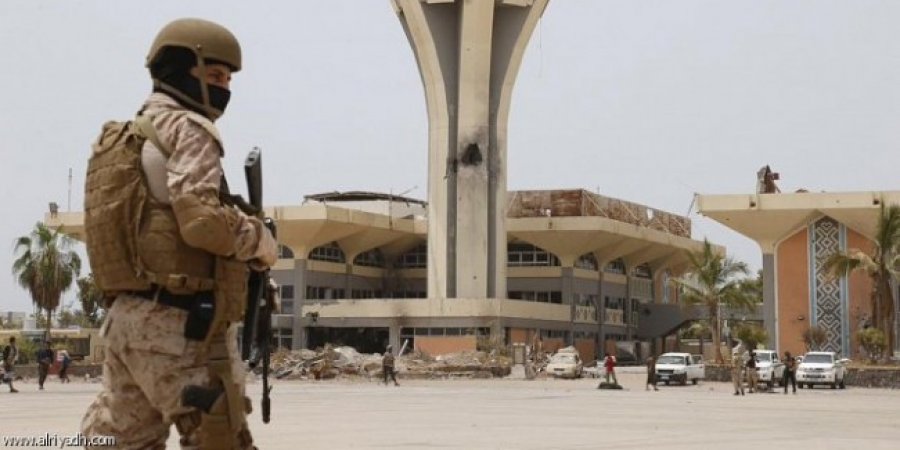 مستشار الرئيس هادي يكشف مفاجأة: ما حدث في مطار عدن كان عملية إرهابية تستهدف أحد قادة الحزام الأمني