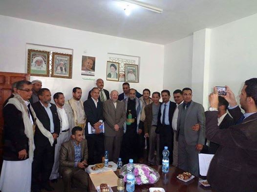 صورة الخميني تتصدر داخل مقر حزب الحق  الذي يشغل حسن زيد أمينه العام
