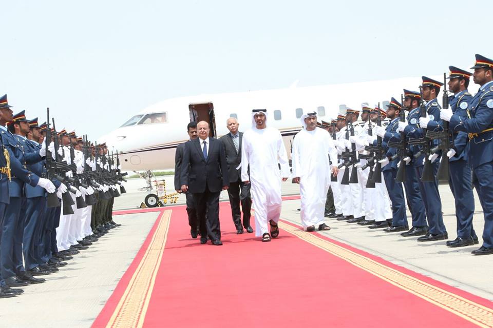 بالصور.. الإماراتيون يستقبلون الرئيس هادي بعد 24 ساعة من مجزرة صافر