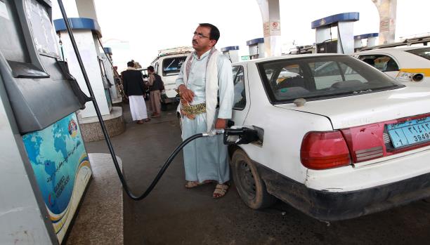 صحيفة عربية تكشف عن تمويل إيراني للحوثيين من خلال تقديم كميات ضخمة من الوقود منذ أكثر من عام