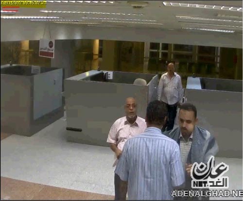 بعد نفيه.. موقع ينشر فيديو وتفاصيل اعتداء رجل أعمال يمني على ضابط أمن بمطار عدن