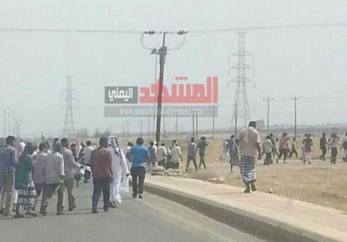بالصور.. بدء هجرة الألاف من المغتربين اليمنيين في السعودية مشياً على الأقدام متجهين لليمن