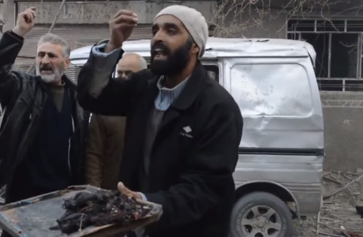 فيديو مؤثر لسوري يحمل أشلاء ويصرخ 