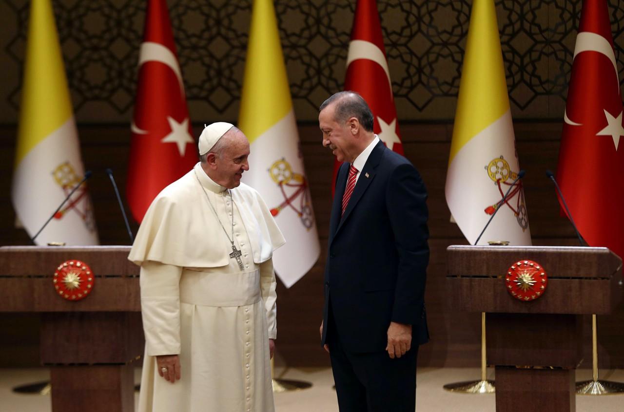 شاهد ماذا أهدى «أردوغان» لبابا الفاتيكان متعمدا إحراجه (فيديو)