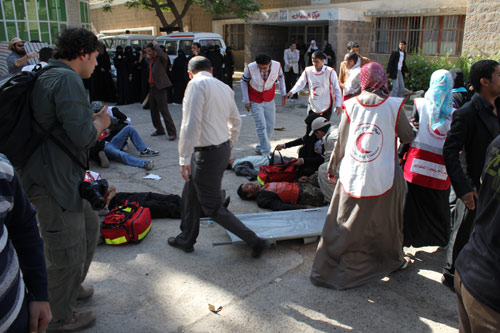 موقع: مسلحون في تعز يحتجزون فريقاً للهلال الأحمر للضغط على السلطات لتنفيذ مطالبهم