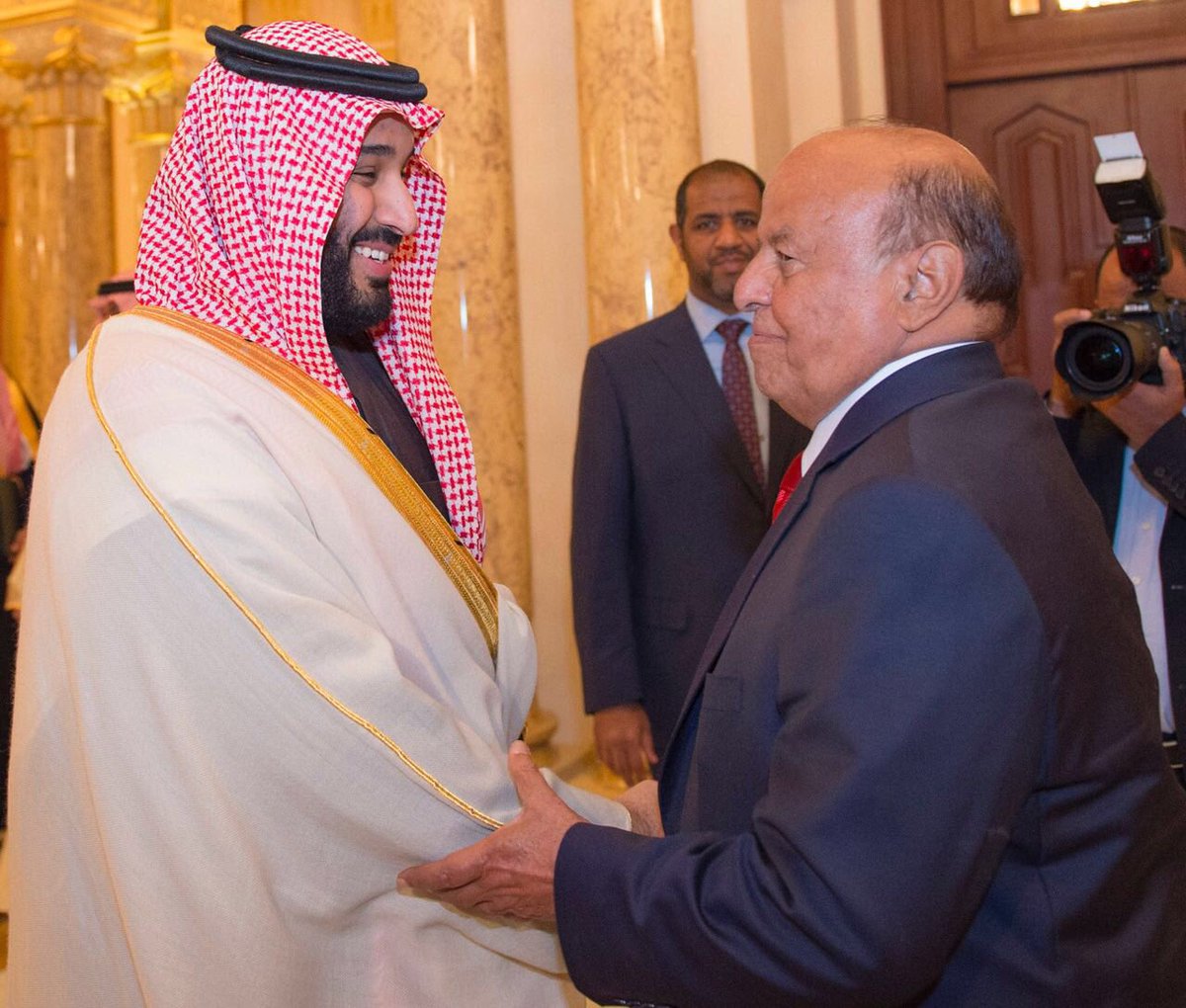 الرئيس هادي يستقبل الأمير محمد بن سلمان في مقر إقامته ويبحث معه آخر المستجدات اليمنية (صورة)