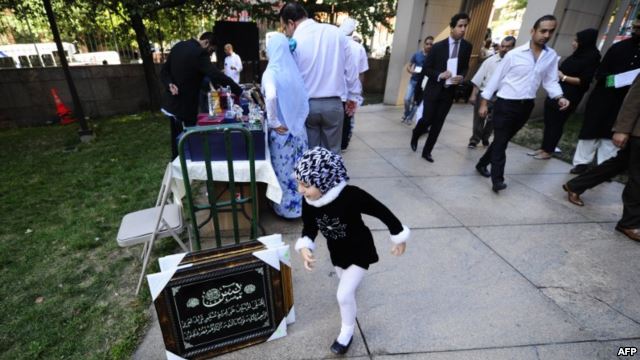 مسلمون يتوافدون على أحد مساجد مانهاتن لأداء صلاة عيد الفطر -أرشي