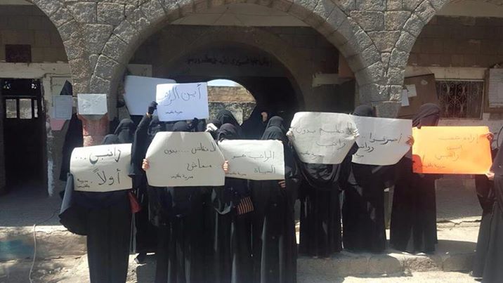 مسلحون حوثيون يقتحمون منازل معلمات في ذمار طالبن بصرف مرتباتهن