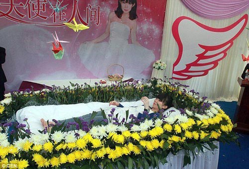صينية تقيم جنازتها وهي حية!