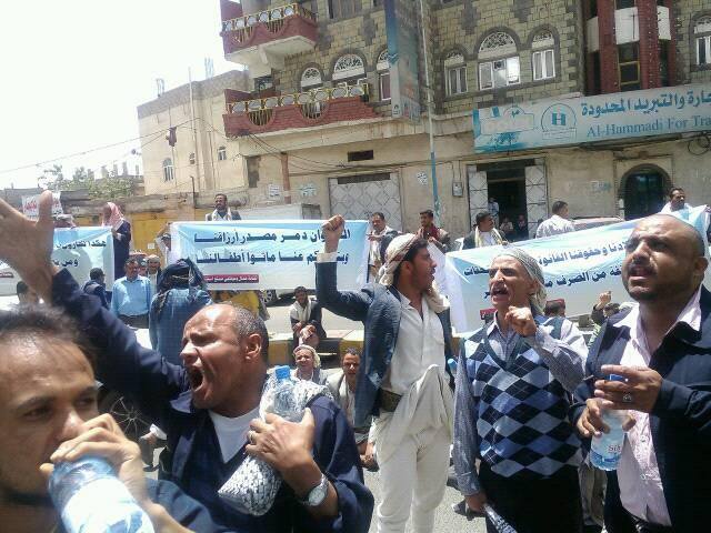 صنعاء على موعد مع أكبر تظاهرة عمالية في تاريخها وعمال وموظفي الأسمنت يبدأون بالاحتشاد (صور)