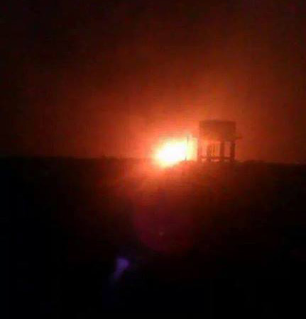 منطقة تفجير أنبوب النفط بعد تفجيره في «آل حتيك» بمحافظة مأرب (في