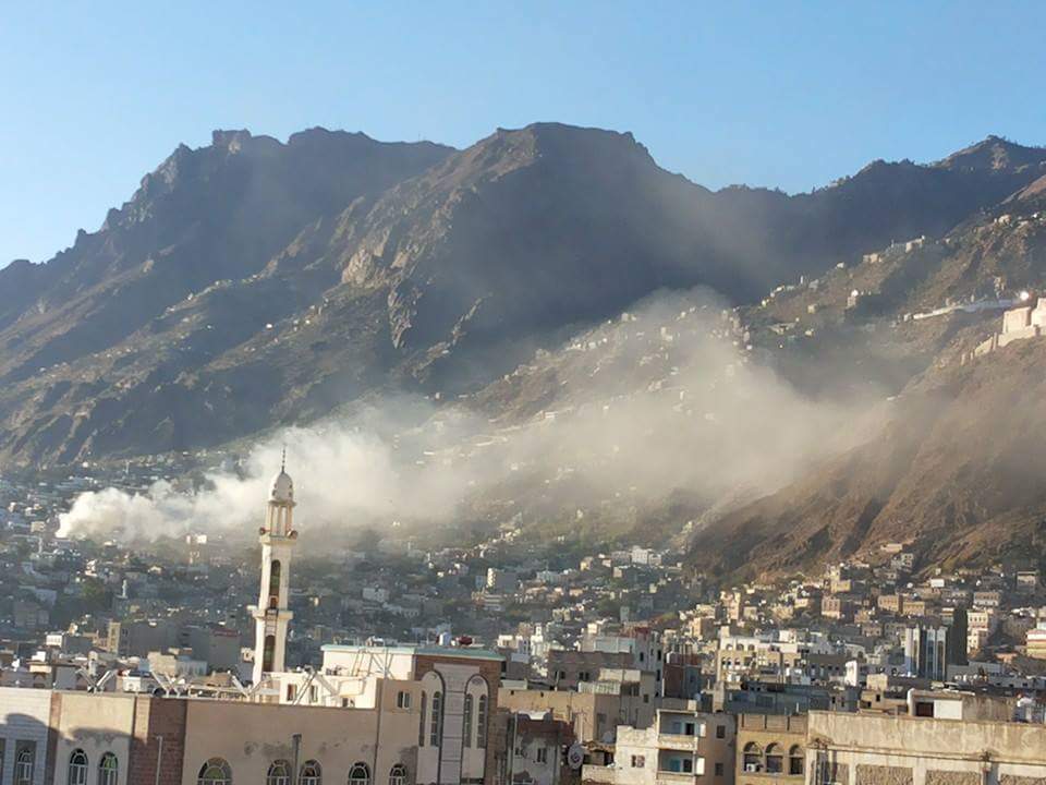 اشتباكات عنيفة بين المقاومة الشعبية والحوثيين بمدينة تعز والدبابات تقصف حي الجمهوري