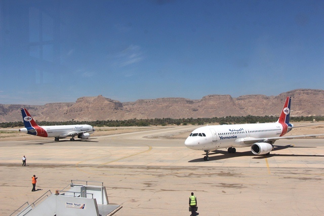 سلطات مطار سيئون توقف الموظفين المتورطين في تهريب «القات» لمصر وإحالتهم للتحقيق