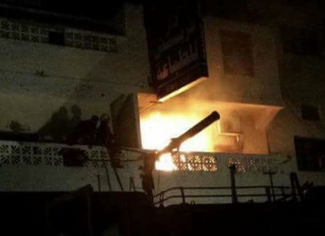 مسلحون يحرقون مقرا لحزب الإصلاح بمدينة عدن (فيديو)