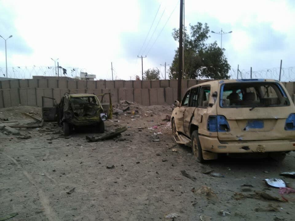 هجوم انتحاري بسيارتين مفخختين استهدف حاجزا أمنيا قرب معسكر الصول